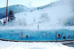 Rakousko - lázně na svahu.